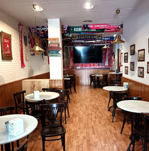 Café Cervecería El Ñeru en Posada de Llanera